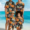 Femmes d'été hommes garçons filles familiale assortie tenue motif floral maman fille robe robe papa fils 2 pièces costume de vacances porteur 240327