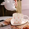 Set di tazze da caffè a forma di cuore Ceramics tazze di latte in porcellana Regalo da tè romantico e piattino per cucina 240407