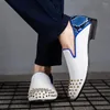 Sıradan Ayakkabı 2024 Erkek Moda Perçinli Modern Stil Kaymaz Resmi Loafers Erkekler Moccasins Beyaz Düz Erkek Sürüş