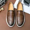 Casual skor vår mode brittiska mäns affär loafers klassisk rund tå bekväm passar retro män tjock sula läder