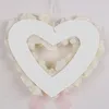 Fleurs décoratives couronne artificielle du coeur en forme de coeur blanche couronne de fleurs de rose avec un pendentif ruban à bowknot pour le décor de la Saint-Valentin de mariage