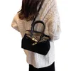 가을 겨울 여성 크로스 바디 백을위한 고급스러운 새로운 크기와 세련된 핸드백이있는 여성 가방