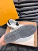 Luxury célèbre marque décontractée dans le centre-ville du centre-ville chaussures en cuir blanc noire sneaker top marque en gros rabais homme skateboard Walking Rd240204