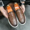 Casual schoenen Spring mode Britse heren zakelijk loafers klassieke ronde teen comfortabel fit retro mannen dik zool leer