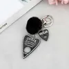 Keychains Lanyards 1 Stück Frauen Ouija Planchette Schlüsselbund Harz Fluffy Charmhandtasche mit Puffball Punkboard Handwerksmänne Q240403