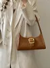 Schoudertassen 2024 Vintage niche dames onderarm mode suede high-end single vrouwelijke casual woon-werkverkeer bruin handtas