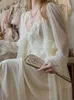 家庭用服2枚のレースローブレトロイブニングドレスフランスのレトロパレススタイルの花嫁イブニングドレスvネックスーパーフェアリーラウンジドレス2403