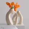 Vases 2PCS / Set Love Hollow Donut Ceramic Vase Pampas Grass Résumé Art incrusté Fleur Ornement esthétique Ornement Salon Home Decor