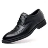 Scarpe casual 2024 Ly maschile di qualità da coccodrillo in pelle nera Dimensione del matrimonio nera 38-48 BROGUE Abito da uomo morbido