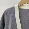Tricots de tricots gris gris printemps 2024 en V Lect de la lettre en V broderie de style single