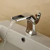 Rubinetti del lavandino da bagno vidric design unico in ottone a leva singola finita e bacino di rubinetto a cascata fredda