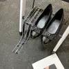 Классические модные туфли жены круглое