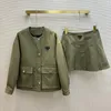 Robes de travail Spring and Summer Double Army Green Round Neck Coat Broit Jupe plissée.Un ensemble