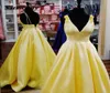Elegante geel satijn lange prom jurk v nek mouwloze bloemen a line avondjurken formeel feest sukienki wizytowe abiti5663782