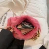 Axelväskor kvinnor väska topp märke tjock kedja faux päls handväska vinter rosa baguet mjuk plysch armhåla shoudler handväska kvinnlig koppling