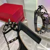 Chaussures de créateurs Rivets Femmes à talons Plateforme Sandales Pumps Boucle Boucle Patent Cuir 15 CM HIGH SANDAL SORGE SOINS DE LUXEUR