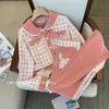 Kvinnors tvådelade byxor Kvinnor Retro Plain Pink Suit Jacket Top and Pants Two-Piece Matching Set Fashion 2023 Winter Warm Jacquard Fabricc240407