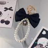 Keychains Lanyards Designer keychain Luxury bag charm Fashion Trend Car Keyring Flower Pearl Keychain Giveaway Gift 2024