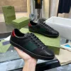 Designer Italien Luxury Sneakers Platform Low Men Kvinnor Skor Casual Dress Trainers Tiger broderad ess bin White Green Red 1977S Stripes Mens Shoe Walking Sneaker