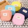 Sacs de rangement Femmes Portable Sanitar Sac en serviette PU Tissu de voyage Maquillage de voyage littéraire Zipper Coin Pursedries