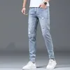 Mäns jeans vår/sommarkoreansk stil tårhål elastiska män smala fit arbete denim byxor med nödställd design blå casual jeans lyxiga män stylel2403