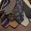 Ties da collo 2023 inverno Nuovo lavoro casual da uomo indossa cravatta festa di nozze versione coreana versione da 8 cm Stampato a mano Ufficio Floral Stripe Tie Gift 240407
