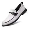Buty zwykłe Wysokiej jakości białe mężczyzn skórzanie biznesowe 2024 Mokorafy jesienne miękkie wygodne płaskie męskie