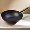 Pans 32 cm Pot de fer pur chinois Beau apparence non revêtue couramment utilisée dans les ustensiles de cuisine à gaz et à induction avec handlel en bois2403