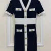 Kvinnors designer Casual Dress Relief 3D Letter Button Högkvalitativ Kvinnaklänning One-Piece Knickad väst och kort kjol