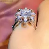 Anelli a grappolo Huitan Creative Flower a forma di zirconia cubica Anelli per donne Bling Iced Out Ladys Ring Anniversary Party Fashion Jewelry240408