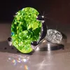 Pierścienie klastra 2024 Nowy oliwkowy zielony pierścionek damski błyszczący wysokiej jakości okrągły pierścionek w rocznicę biżuterii 240408