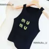 Miui Bag Designers T-shirt Kvinntankar Miu Anagram-utbredda bomullsblandning Tank Topp Shorts Designer Suit Sticked Femme Croped Jersey Ladies Tops Mui Mui 157