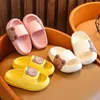 Slipper Nuovi bambini Slifori da spiaggia carini per ragazzi Scarpe da casa per ragazze 2023 Summer Flip di fondo spessi Flip cartoni animati morbidi NOURDOOR SLIPER 240408