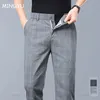 Classici di alta qualità estiva lavoro a quadro di pantaloni sottili maschi Business Fashion Grey Black Party Casual Formale Pantaloni Maschio 38 240407