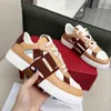 Luxe designer atletische schoenen vrouwen mannen sport skate schoenen valentinosneakers nieuwe lopende vrouw echte lederen trainers 2467