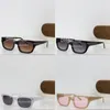 Gafas de sol de letra clásica Men Fashion Designer Black Plástica Negro Marco cuadrado Gasas de sol al aire libre Mujeres Versátiles de pareja Estilo