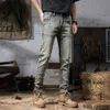 Jeans, marchio alla moda vintage maschile, patch angosciato, pantaloni a gamba ridotta, tendenza dei pantaloni mendicanti da uomo