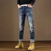 Jeans, marchio alla moda vintage maschile, patch angosciato, pantaloni a gamba ridotta, tendenza dei pantaloni mendicanti da uomo