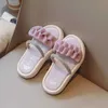 Slipper New Girls Slippers Summer Rinestone Soft Sole Sole Sweet Style Slippers Fashion Girls Princess Chaussures à l'extérieur portant Pantufa 240408
