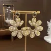 Charme Nieuwe mode Diamant Flowers Pearl -oorbellen voor vrouwen overdreven Temperament Earring Party Gifts240408