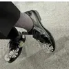 Elbise Ayakkabı Yenilik Metal Pimleri Çiçek Dekor Kadın Siyah Deri Pompalar İngiliz Tarzı Çapraz Bağlı Dantel Yukarı Ayakkabı