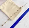 Designer armband guldblomma hänge armband mode kvinnors brev hänge klöver armband bröllop speciellt designad smyckekvalitet