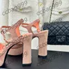 Wedge Woman Designer Sandals الفاخرة منصة مكتنزة كعب 3 سم صندل وحيد القرن من جلد الغزال القابل للتعديل