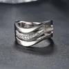 Clusterringen Huitan Simple Silver Color Wave Design Women Rings hoogwaardige briljante Crystal Zirkon Anniversary Gift Fashion Female Jewelry240408