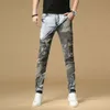 Frühlings- und Herbst Camouflage Patchwork Farbe Blockierer kleiner Beinjeans mit Herrenfellkante kontrastierende Farbe Trendy Casual Minimalist Patch Bettar Hosen