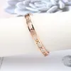 Braggle Fashion Skeleton Roman Alfabet Numbers Bracciale Ladies Titanio Ploiato 18K Giorri in oro