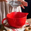 Bols céramique rouge le bol à mélanger mesurant tasse d'oeuf à l'œuf de cuisson à la maison