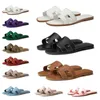 Gratis fraktdesigner Sandaler tofflor för kvinnor Slid Svischer Brun Triple Black White Slide Leather Patent Beach Shoes