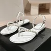 Slingbacks Designer Designer Luksusowe stringi sandałowe grube niskie obcasy klapki klapki perłowe sandały wąski opasek ślizgowa