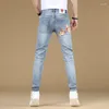 Jeans maschili da uomo ricamato ricamato e stirpe luminoso stampato piede di piede 2024spring e pantaloni di alta gamma estiva